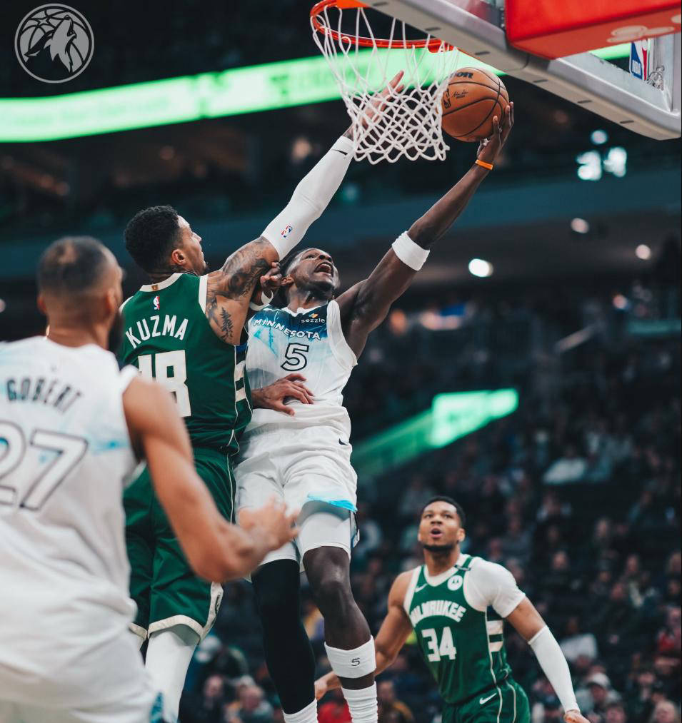 嵩山雄鹿队险胜岭南雄鹿队，拳击锦标赛上演关键失误成转折！二次进攻频频奏效的简单介绍