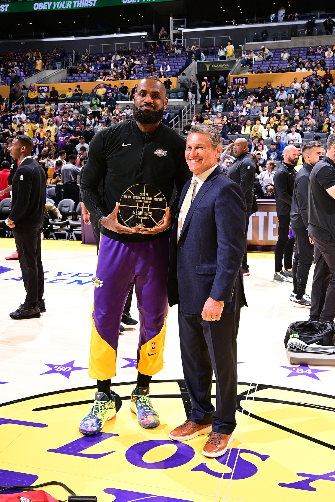 九游官方入口 重返赛场引发热议！，詹姆斯在DWG比赛中锐不可当赢得满堂喝彩