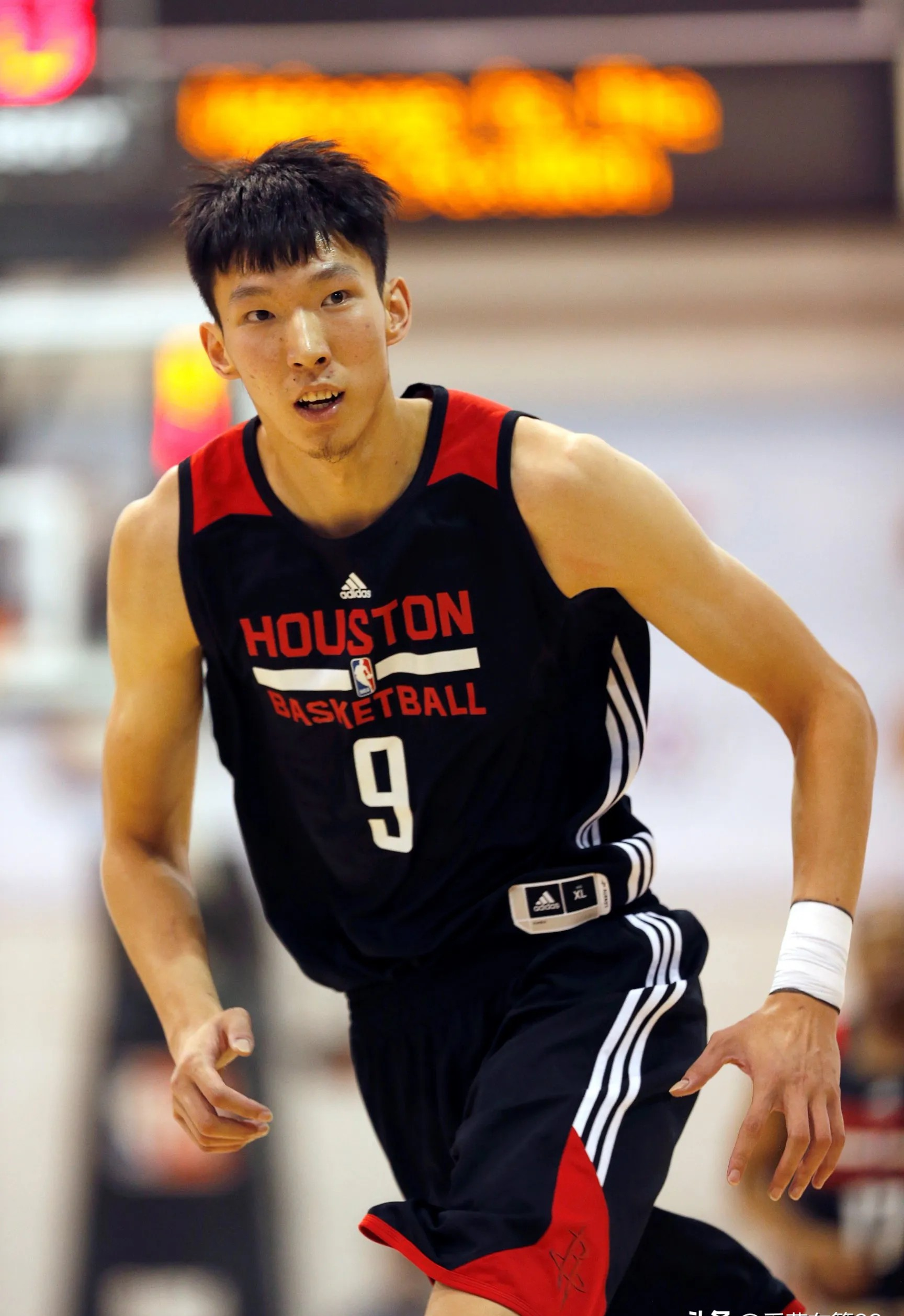 九游游戏平台里程碑夜广厦男篮官宣签约，国王杯赛前刷纪录，信心回归，年轻球员得到机会的简单介绍